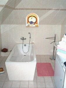 Ferienwohnung Villa Panther in Ehrenfriedersdorf, Dachgeschoss: Bad mit Badewanne
