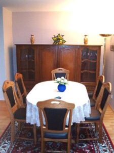 Ferienwohnung Villa Panther in Ehrenfriedersdorf, Dachgeschoss: Wohnzimmer mit Esstisch
