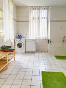 Ferienwohnung Villa Panther in Ehrenfriedersdorf, Erdgeschoss: Bad mit Waschmaschine und Trockner