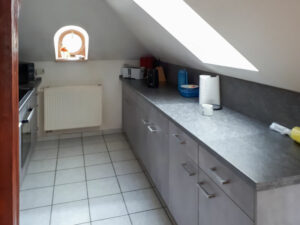 Ferienwohnung Villa Panther in Ehrenfriedersdorf, Dachgeschoss: Küche unter der Dachschräge